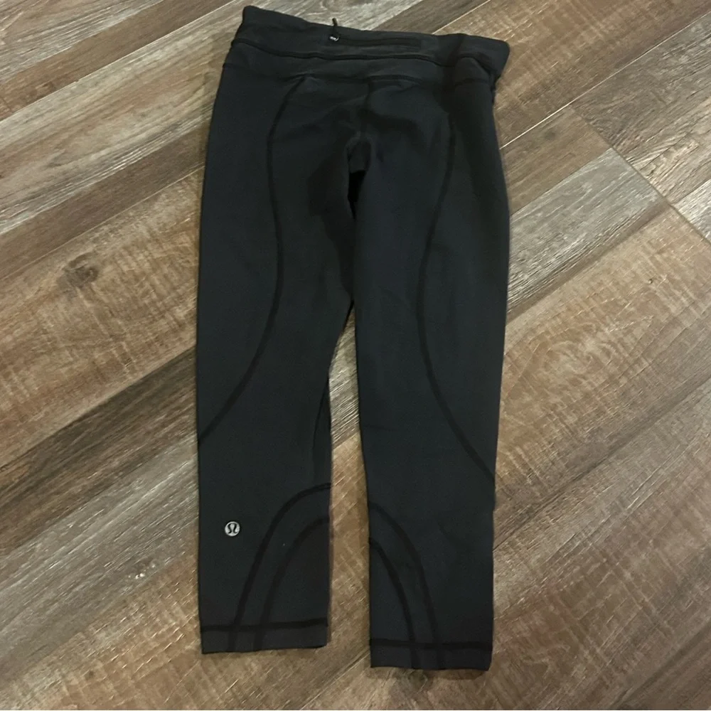 50%off w❤️ LULULEMON Inspire Crop II 6 wash wear is present logo is cracked
